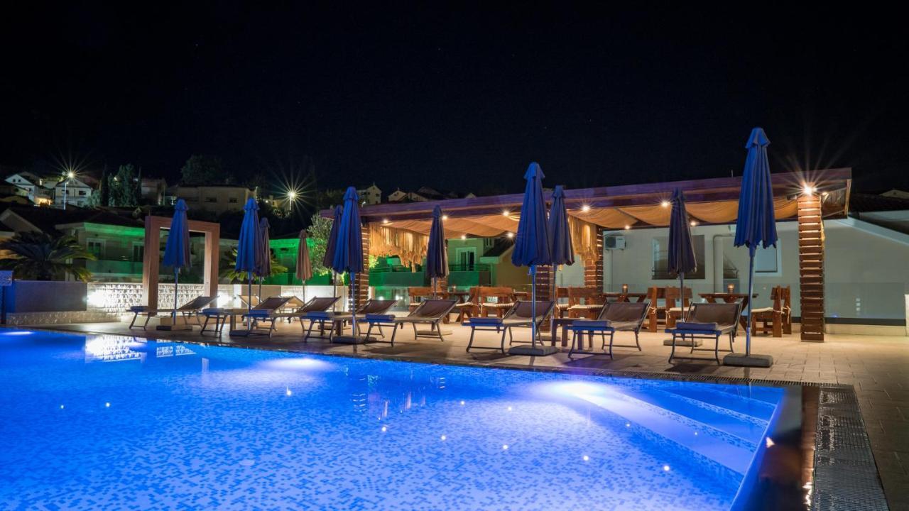 Sun Village Aparthotel แฮร์เซ็ก-โนวี ภายนอก รูปภาพ